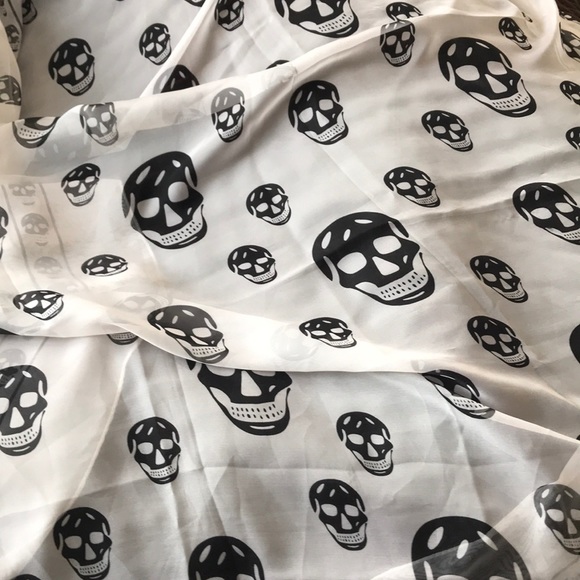 Alexander McQueen Scarfs - Picture 1 of 5